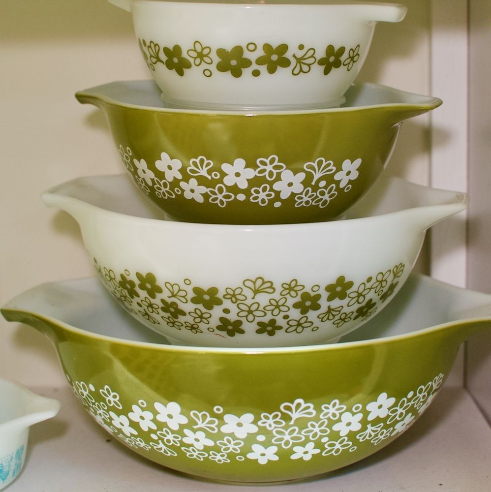 Pyrex set of 4 avocado green & white mixing bowls