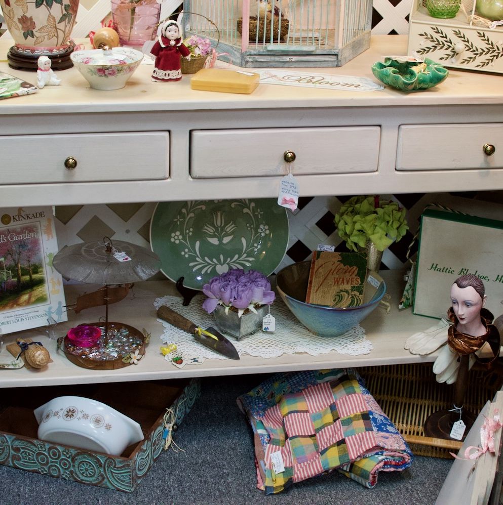 White table w/ 3 drawers