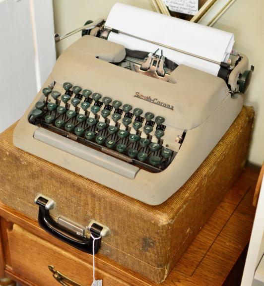Portable typewriter - Smith Corona Clipper