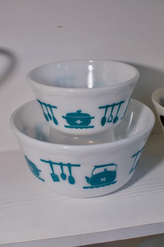 Set of 2 white & teal mixing bowls