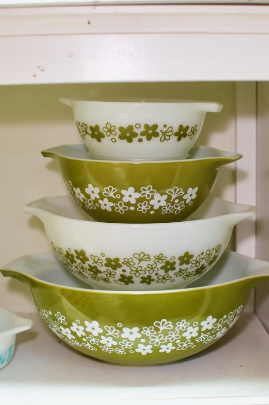 Pyrex set of 4 avocado green & white mixing bowls