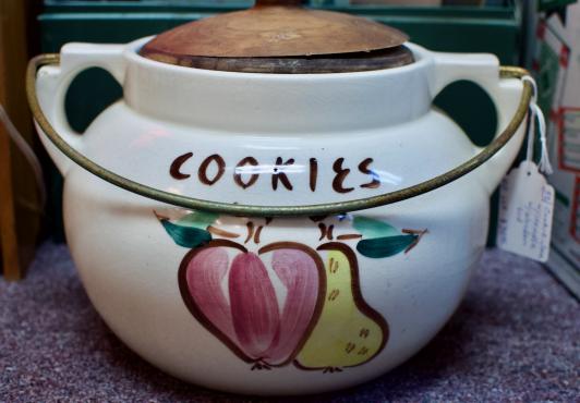 Cookie jar w/ handle & wooden lid