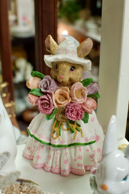 Bunny w/ bouquet of flowers figurine