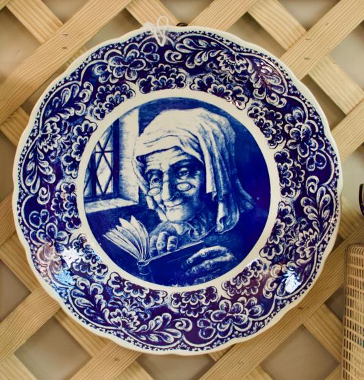 Delft charger plate