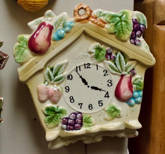 Clock w/ fruit wall pocket