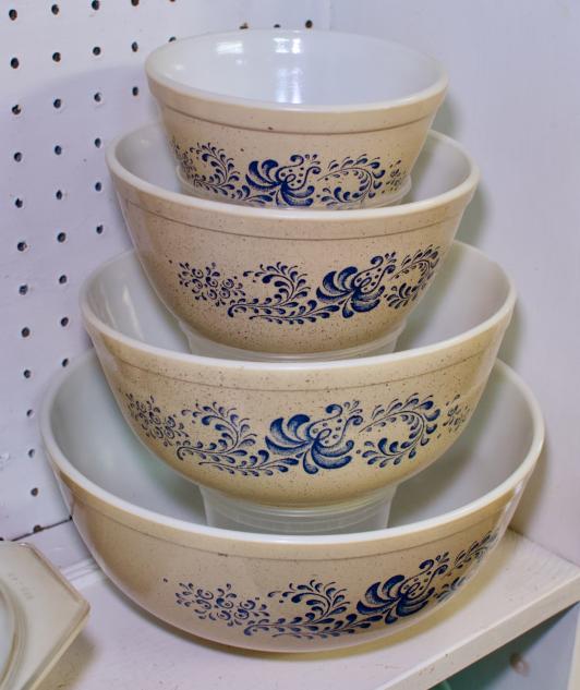Set of 4 Pyrex bowls