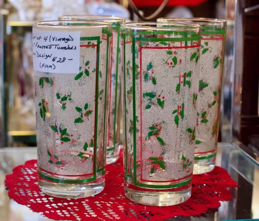 Set of 4 vintage 12 oz frosted tumblers w/ Holly design