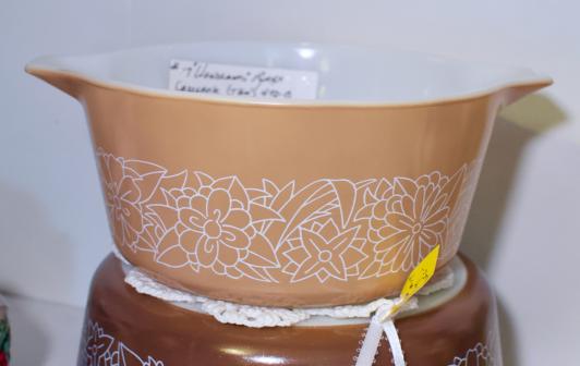 “Woodland” Pyrex casserole (tan) 472-B