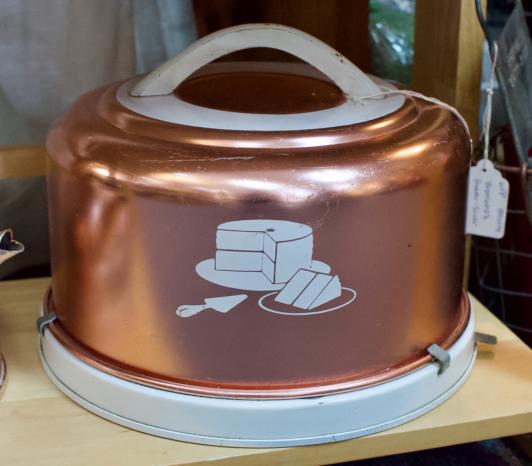 Vintage Mirro cake carrier - locking lid