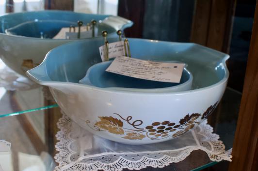 Pyrex 1960 “Golden Grapes” chip and dip set 3pcs