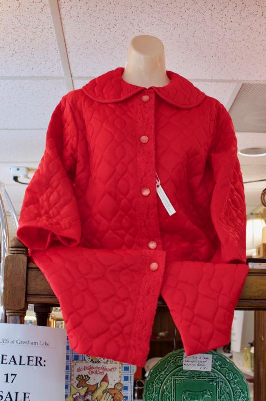 Red nylon quilted bed jacket (1970s) size 38