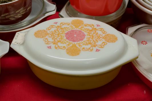 Pyrex 2 1/2 qt covered casserole