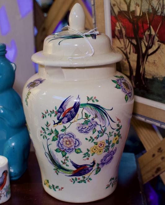 Vintage ginger jar w/ lid