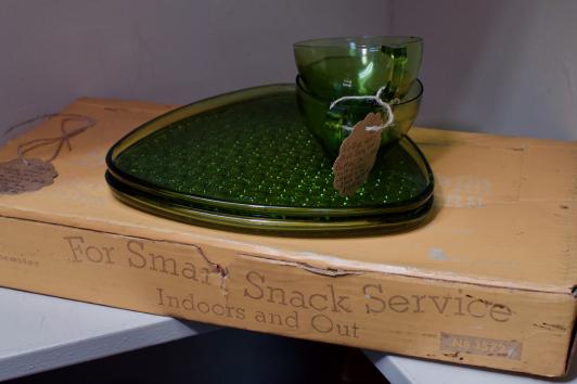 Vintage green olive daisy & button snack plate with glasses