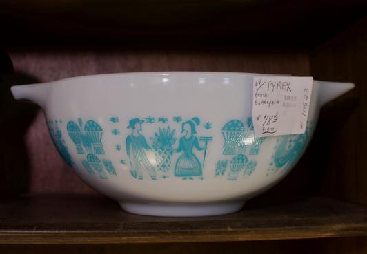 Pyrex bowl - Amish butter print