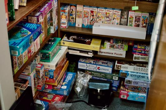 Assorted vintage jigsaw puzzles