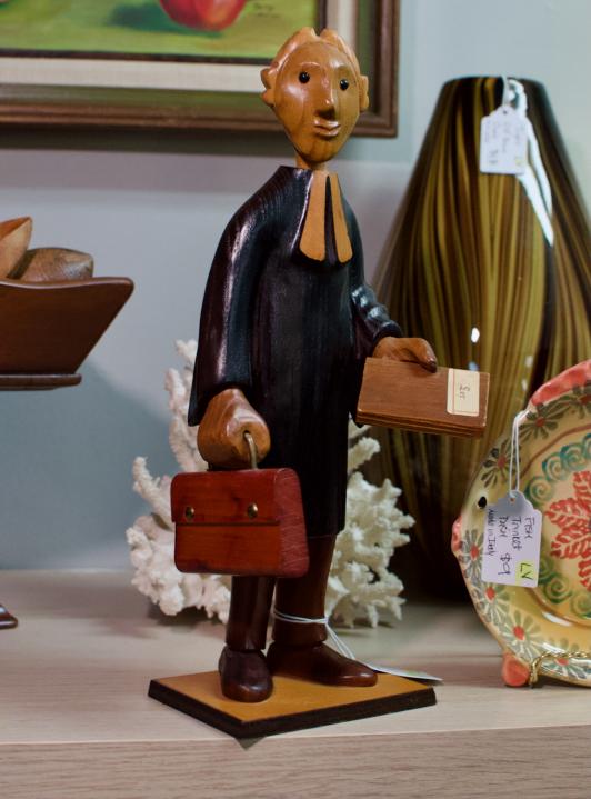 “Romer” hand carved judge / attorney (made in Italy)