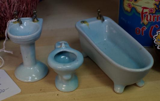 Doll house bathroom set