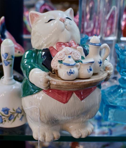 Fitz & Floyd cat w/ teaset