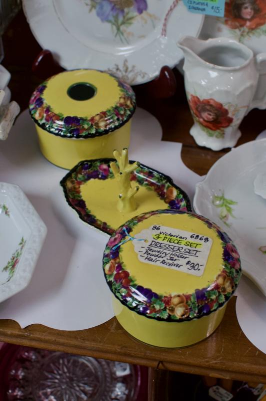 Victorian 3-piece dresser set
