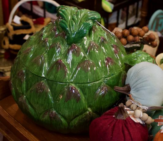 Artichoke 3 quart soup tureen w/ matching ladle