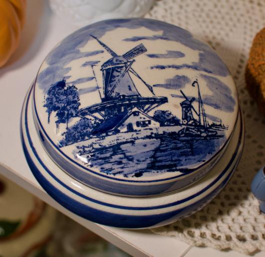 Delft blue & white trinket box - vintage