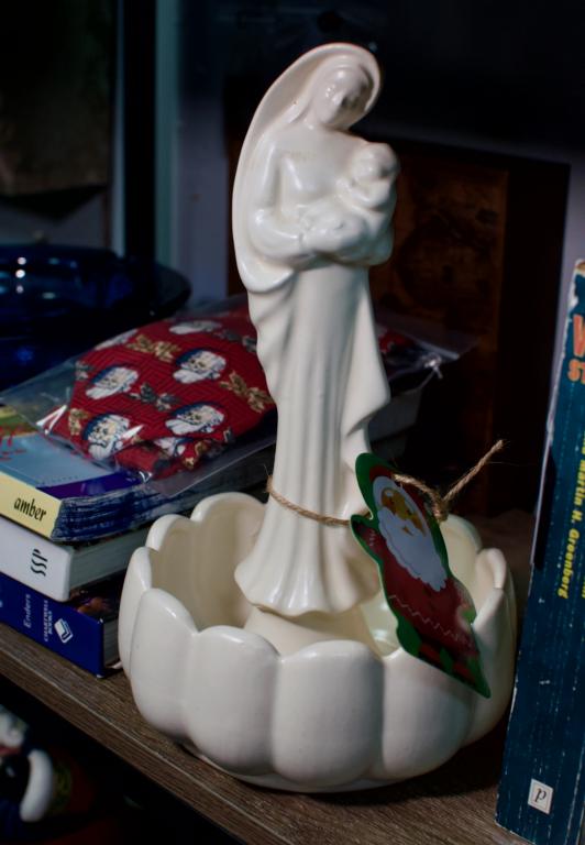 Vintage Haeger Virgin Mary w/ child