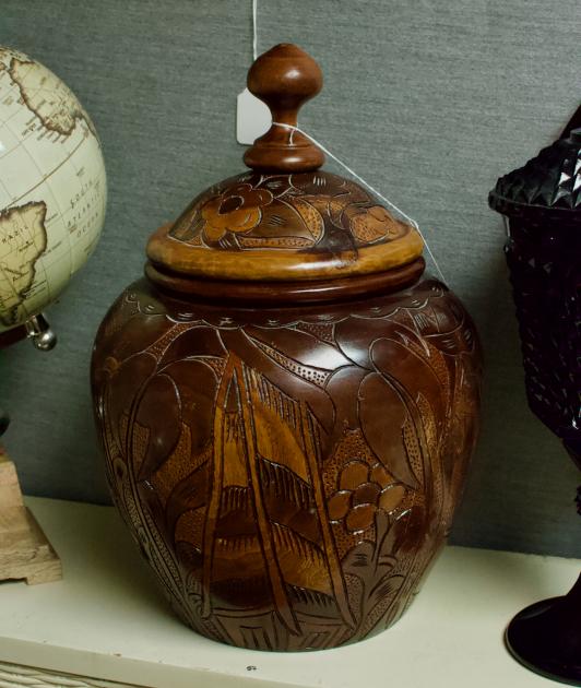 Wood urn