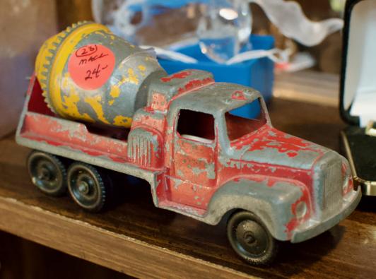Vintage Tootsietoy cement mixer
