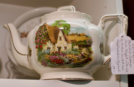 Thatched cottage scene teapot w/ lid