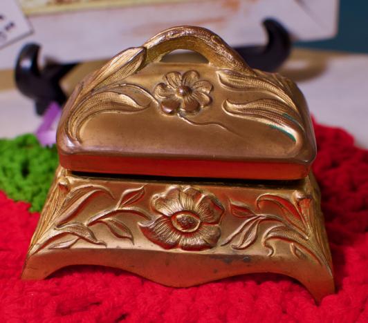 Art nouveau box - lined