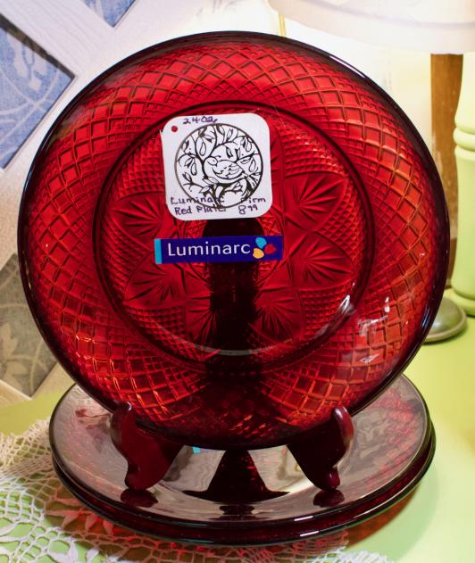Luminarc red plate