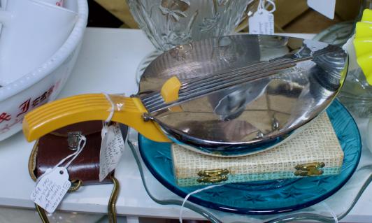 Art Deco silent butler w/ bakelite handle
