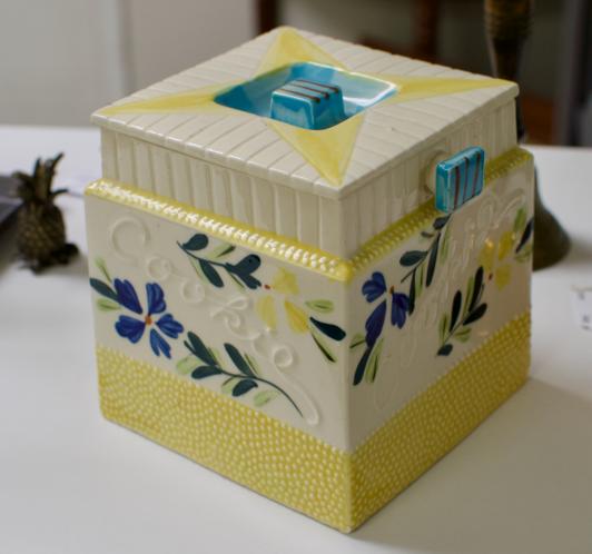 Cute cookie jar w/ lid