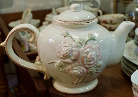White w/ raised pink roses - tea maker