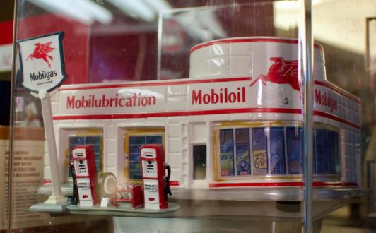 Vintage Mobil Station