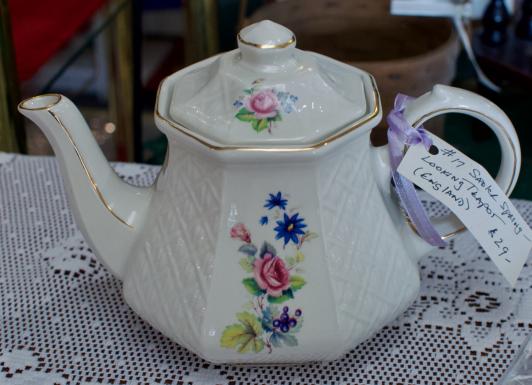 Sadler spring looking teapot (England)