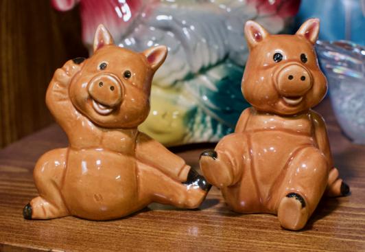 Vintage pigs salt & pepper set