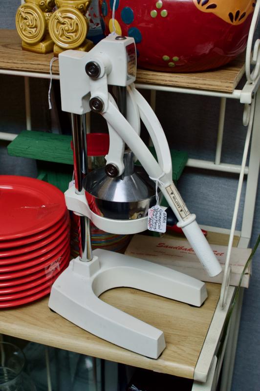 Commercial grade manual citrus juicer