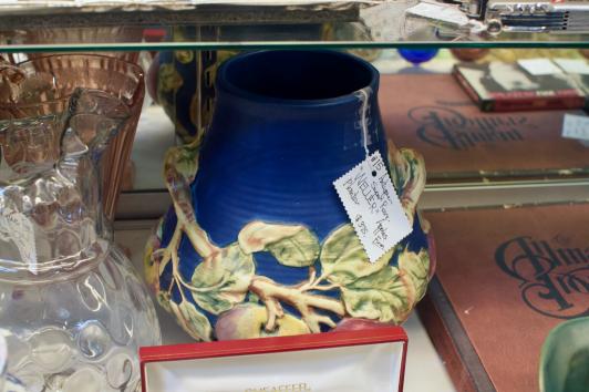 Antique super rare “Weller” apples planter