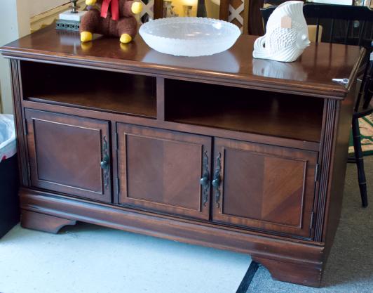 Entertainment center / cabinet