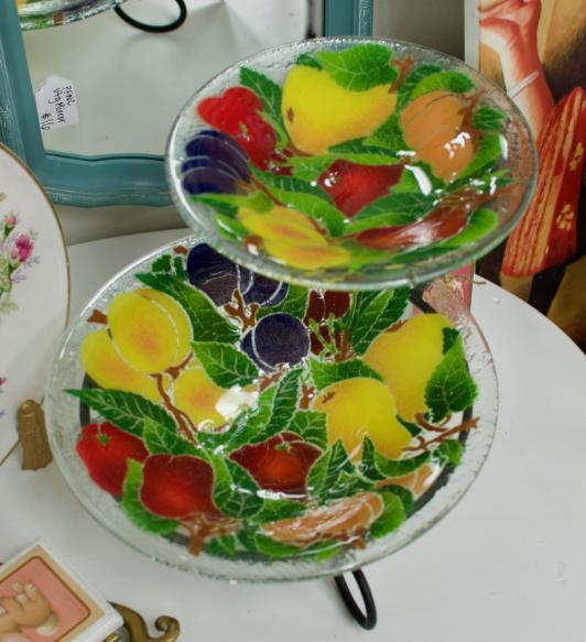 2 tiered stand w/ 2 Peggy Karr fused glass bowls