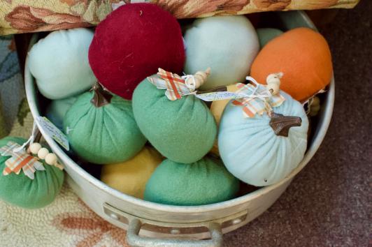 Small felt pumpkins