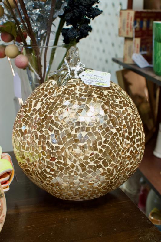 Gold mosaic pumpkin - lights up - 3 AAA batteries included