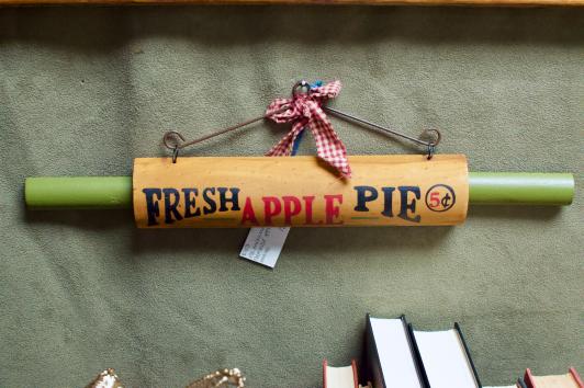 Vintage Americana farmhouse apple pie wall hanging