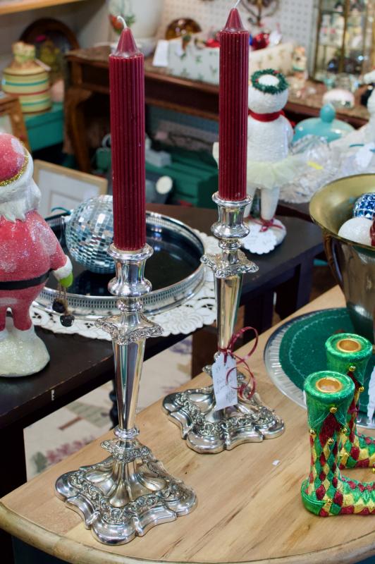 Pair of candlesticks w/ candles
