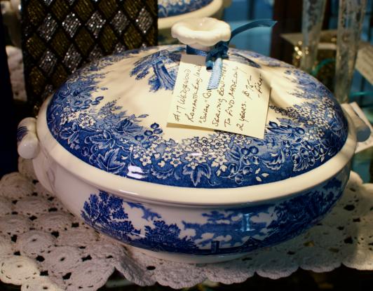 Wedgwood romantic England “swan” covered serving bowl