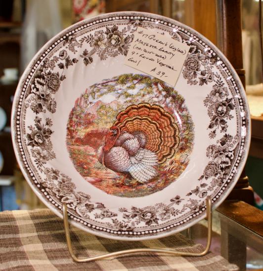 Queen’s (England) majestic beauty 9” round vegetable bowl