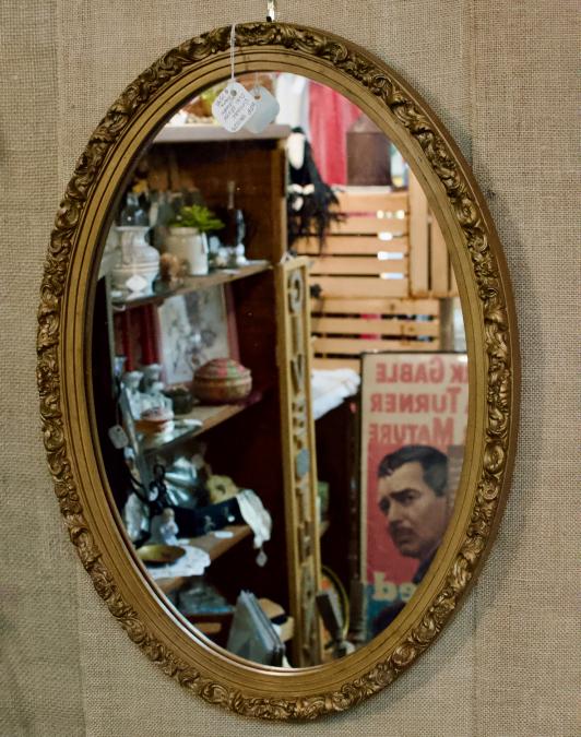 Vintage oval mirror w/ plastic frame